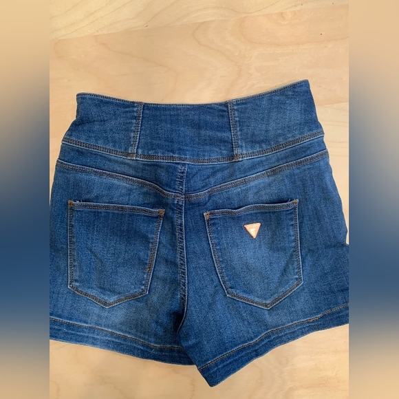 Guess Shorts - Picture 2 of 6